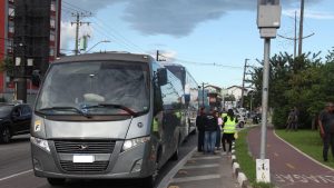 Operação realiza 15 abordagens e multa seis veículos de turismo em Santos