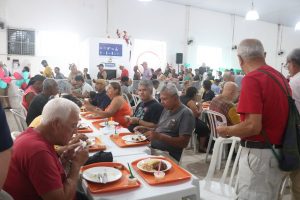 Bom Prato garante ceia especial de Natal a frequentadores de Santos