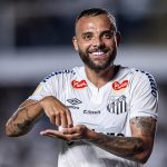 Protagonista no Santos, atacante Guilherme se salva em momento ruim do clube