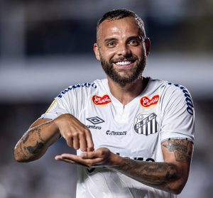 Protagonista no Santos, atacante Guilherme se salva em momento ruim do clube