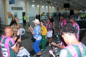 Passageiros são recebidos com samba e capoeira