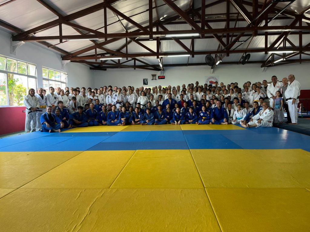 Medalhistas olímpicos se reúnem para treino de judô no Clube Internacional de Regatas