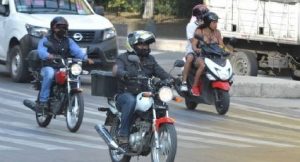 Motociclistas homens tomam mais multas que mulheres