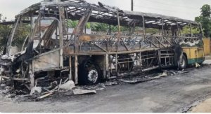 Ônibus municipal é incendiado no Guarujá