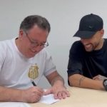 Neymar chega de helicóptero e assina contrato