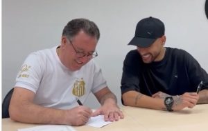 Neymar chega de helicóptero e assina contrato