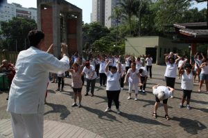 Aula de tai chi chuan é atração no Orquidário de Santos