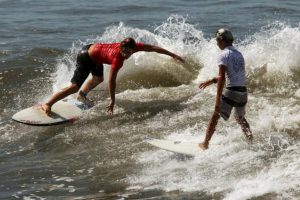 Centro de treinamento de surfe em Santos abre 20 vagas