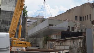 Nova passarela começa a ser instalada no Centro de Santos