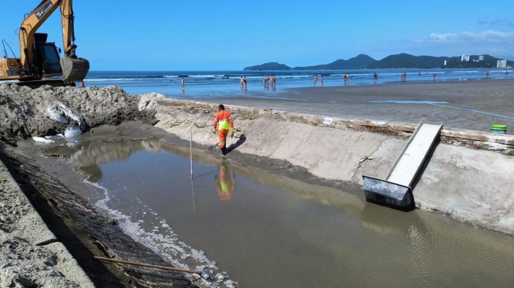 Começa a recuperação de taludes de canais na faixa de areia da praia em Santos