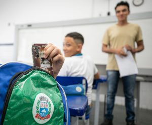 Campanha conscientiza alunos sobre proibição de uso de celular em PG