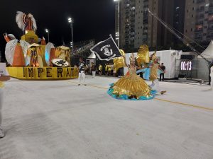 Imperatriz Alvinegra abre-alas no carnaval santista