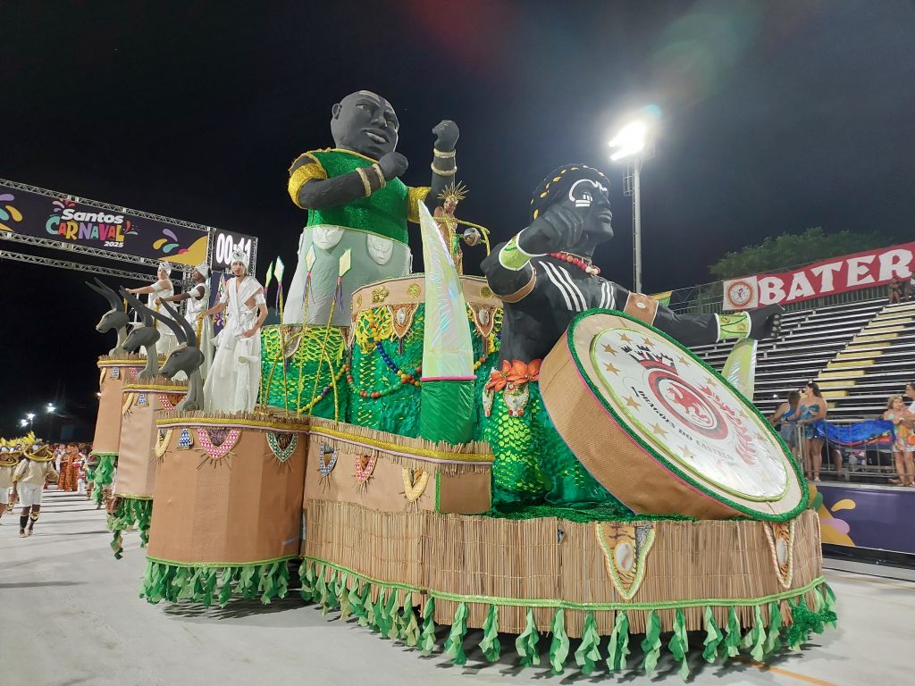 Dragões do Castelo levanta a avenida com um enredo de paz, respeito e liberdade