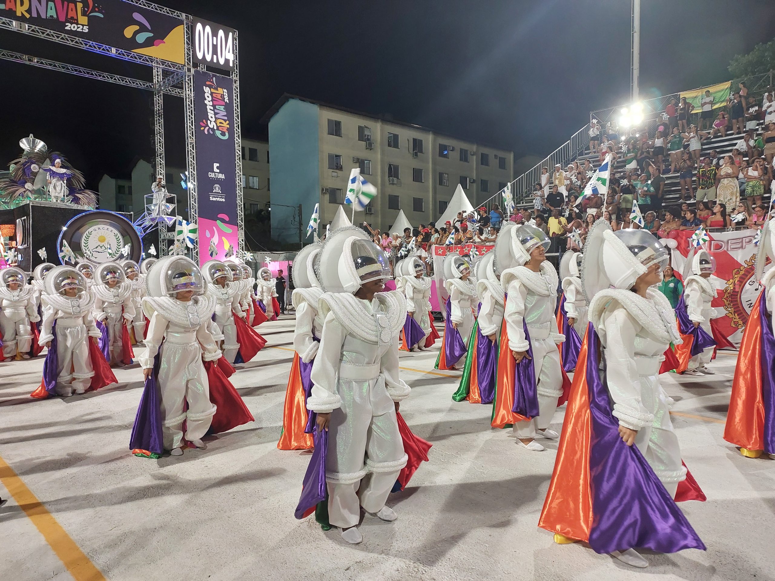 Tricampeã Unidos dos Morros arrebenta com explosão de cores e nostalgia | Jornal da Orla