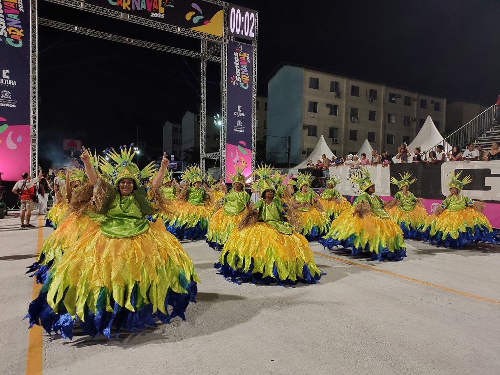 Sangue Jovem reverencia as belezas vicentinas e encerra Carnaval de Santos 2025