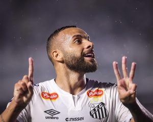 Guilherme é homenageado por gol 13 mil do Santos