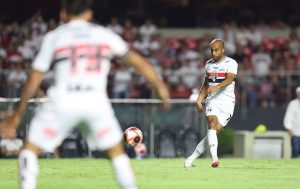 Lucas revela detalhes de conversa com Neymar sobre grama sintética e diz: ‘Não é frescura’