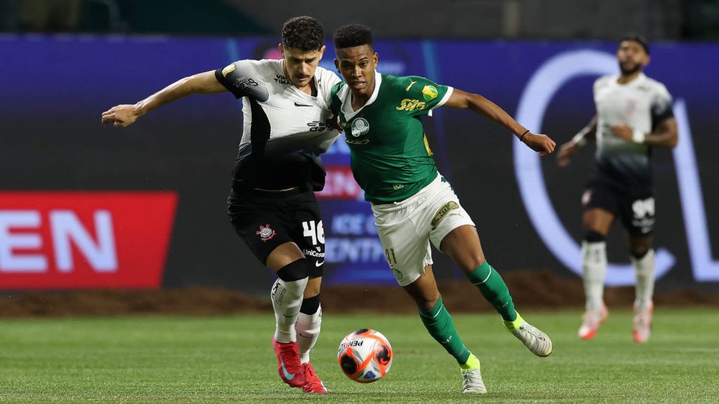 Com chuva e atraso, Palmeiras e Corinthians ficam no empate
