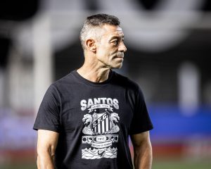 Caixinha comemora exibição do Santos e não teme pressão da torcida: ‘Isso não me preocupa’