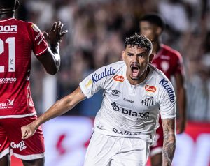 Tiquinho Soares agrada Pedro Caixinha e ganha espaço no ataque do Santos