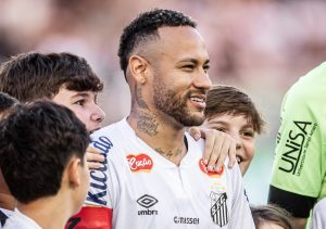 Neymar comemora bom momento no Santos e fala sobre Seleção: ‘Gosto de representar o Brasil e o povo brasileiro’