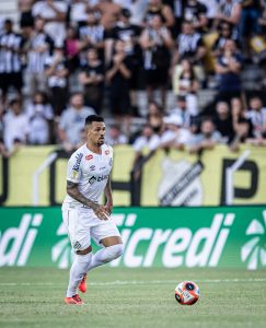 Zé Ivaldo vira titular absoluto no Santos e ganha moral de ‘xerife’