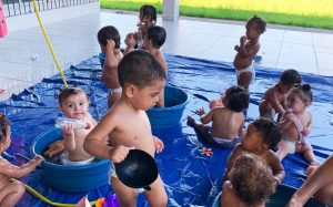 Creches de Mongaguá realizam atividades recreativas na água