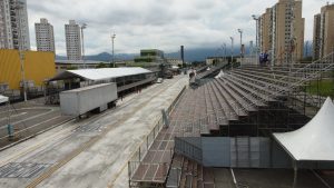 Montagem da passarela do samba segue mesmo com chuva