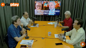 Zema protesta contra a inflação comendo banana com casca