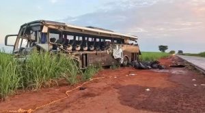 Acidente entre ônibus e caminhão mata 12 jovens universitários
