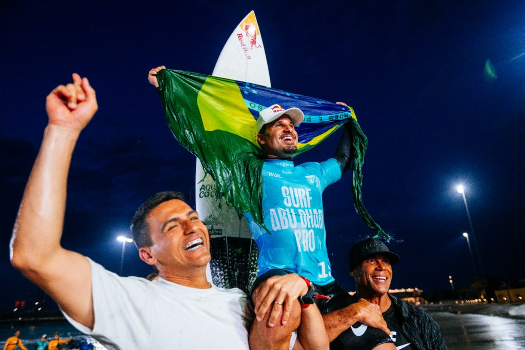 Ítalo Ferreira é campeão na piscina de ondas de Abu Dabi e cita Senna em comemoração