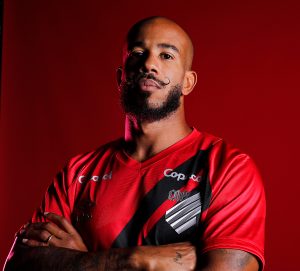 Athletico-PR oficializa a contratação de Patrick, ex-Santos