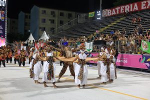 Dragões do Castelo encena jogo de búzios na passarela