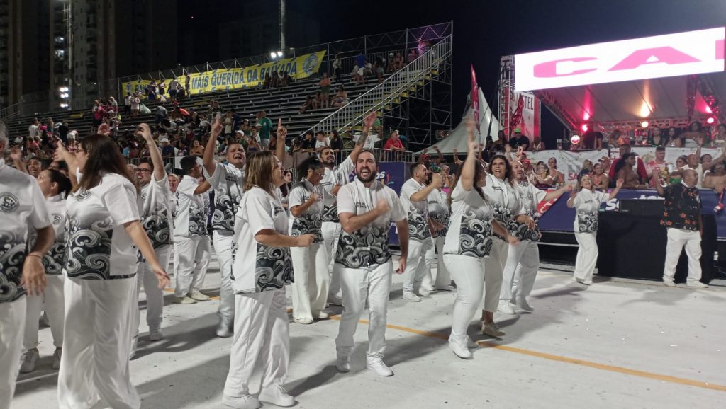 Kayo Amado participa de desfile com a Sangue Jovem em homenagem a São Vicente