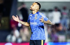 Neymar e pai admitem que podem ficar mais tempo no Santos