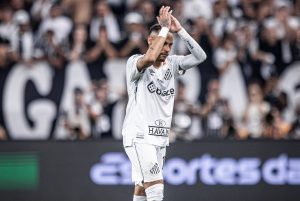 Caixinha exalta minutagem de Neymar em campo e prevê Santos com dois zagueiros