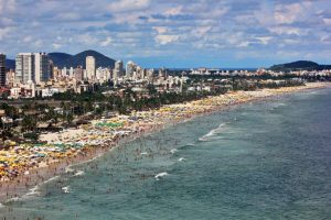 GCM de Guarujá resgata adolescente de afogamento na Enseada