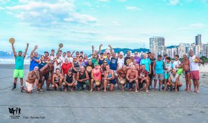 Campeonato de Tamboréu resgata ex-atletas na praia do Gonzaga