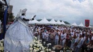 Procissão de Iemanjá reúne milhares na Ponta da Praia