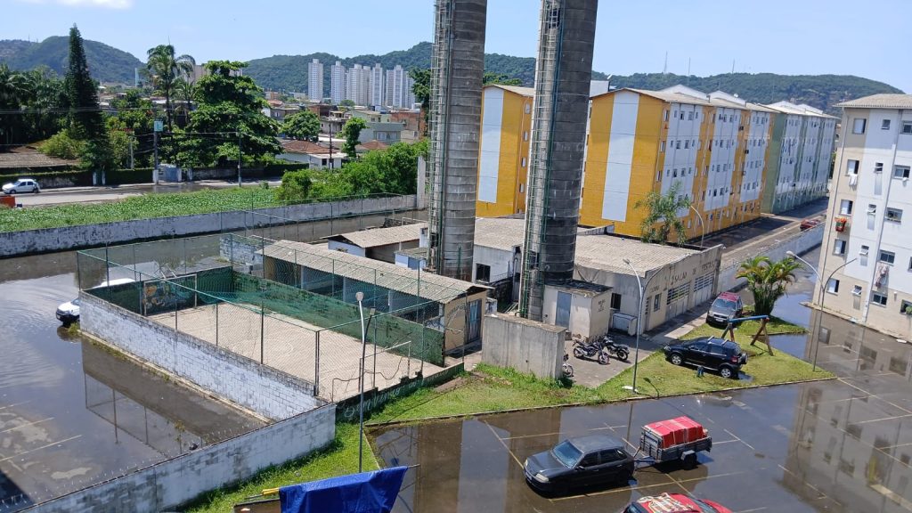 Moradores sofrem com goteiras, alagamentos e acúmulo de lixo