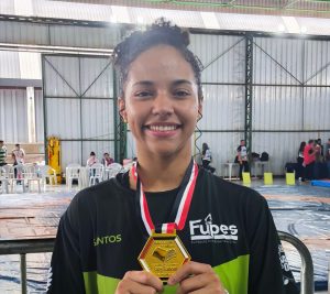 Lutadora de Santos é vice-campeã brasileira de wrestling