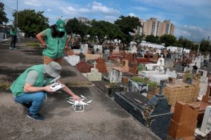 Drone volta ao combate contra o Aedes e sobrevoa cemitério