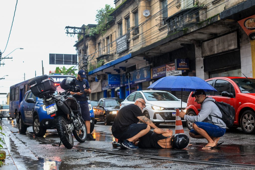 Motociclista sofre queda no Centro de Santos