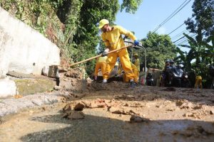 Após fortes chuvas, equipes de zeladoria atuam em Santos