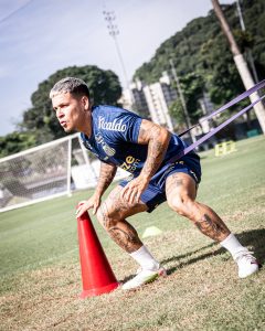 Soteldo sente dores musculares na perna direita e desfalca o Santos contra o Vasco