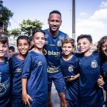 De olho no Corinthians, Neymar incentiva crianças da base do Santos: ‘Sigam o sonho de vocês’