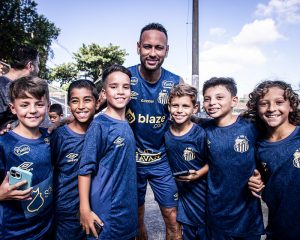 De olho no Corinthians, Neymar incentiva crianças da base do Santos: ‘Sigam o sonho de vocês’