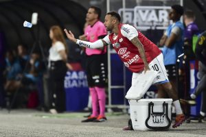 Caixinha revela que pediu para Neymar ficar no banco
