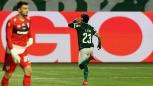 FPF libera áudio do VAR de Palmeiras x São Paulo sobre lance de pênalti polêmico