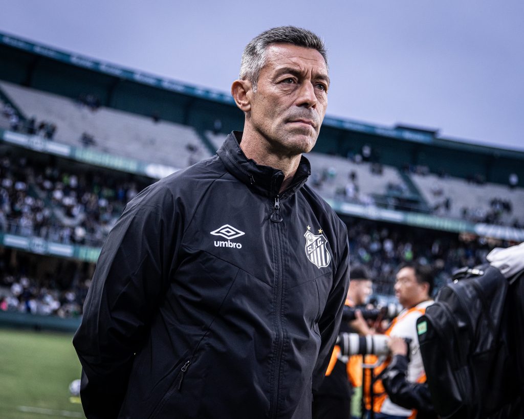 Caixinha aciona Santos na Fifa e exige pagamento à vista da multa rescisória